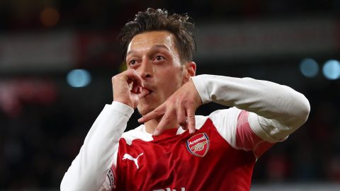 Ozil stars as Arsenal beat Leicester for 10th straight win