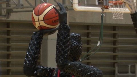 Basketball: Robot beats professionals at three-pointers