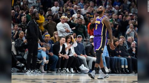LeBron James gets fans ejected from courtside on return and hits clutch 3 in Lakers’ OT win