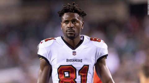 Antonio Brown no longer with the Buccaneers after taking off jersey and leaving mid-game