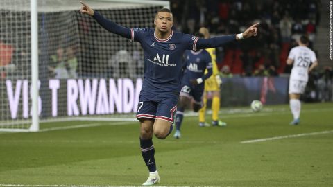 Kylian Mbappé agrees to three-year contract extension with Paris Saint-Germain, snubbing Real Madrid