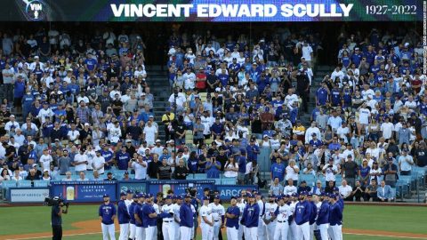Los Angeles Dodgers pay tribute to legendary broadcaster Vin Scully