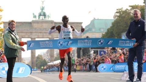 Kenyan great breaks own marathon world record