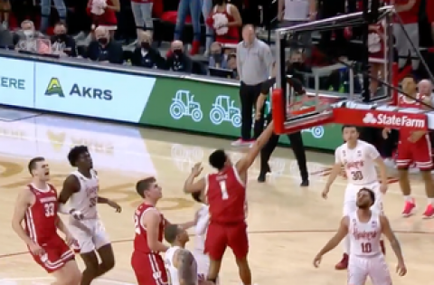 Wisconsin’s Johnny Davis finishes the fastbreak in style, with a spin move and dunk