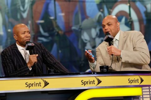 Kenny Smith walks off live TNT show in solidarity