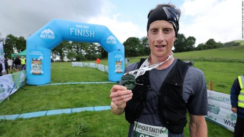 British endurance runner wins 22-mile race against horse