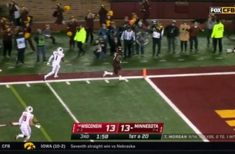 Tanner Morgan connects with Chris Autman-Bell for a 27-yard touchdown, Minnesota leads Wisconsin, 20-13