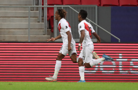 Andre Carrillo scores off a corner kick to give Peru 1-0 lead over Venezuela