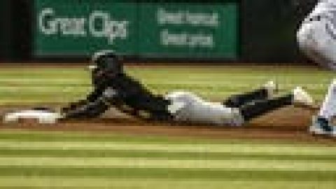 Pirates’ Rodolfo Castro has phone fall out of pocket on slide
