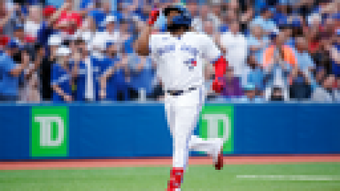 Vladimir Guerrero Jr. somehow hits this pitch out for his 20th home run of the season as Blue Jays extend their lead