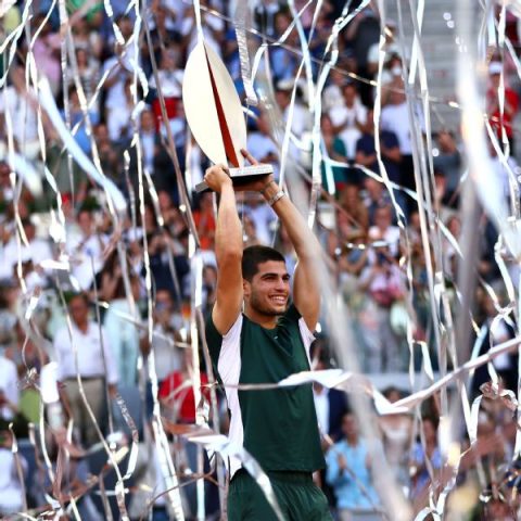 Alcaraz routs Zverev in Madrid for 4th title of ’22