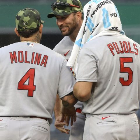 Pujols homers twice, Yadi pitches in Cards’ victory