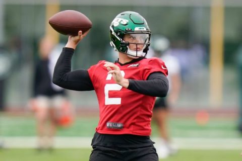Jets QB Wilson limps off with right knee injury
