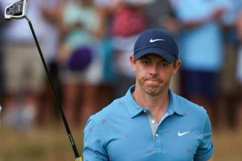 Rory keeps cool, stays in mix after double bogey
