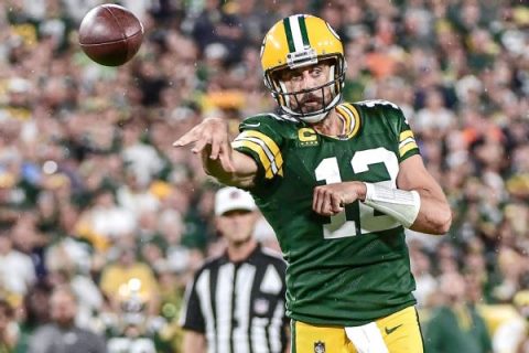Packers QB Rodgers (thumb) off injury report