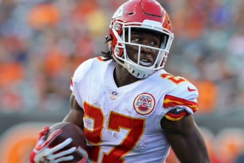 Browns sign troubled former Chiefs RB Hunt