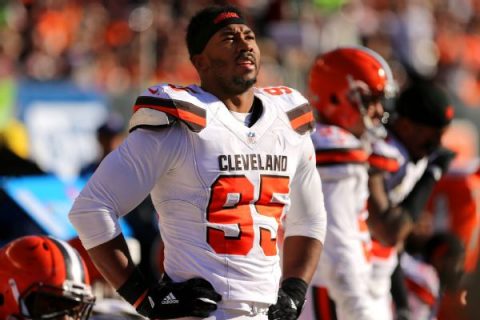 Browns’ Garrett says ‘fan’ punched him in face