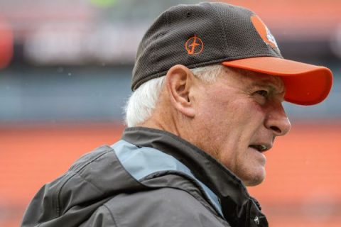 Owner says Browns will hire coach before GM