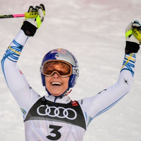 Vonn wins medal in final race of skiing career