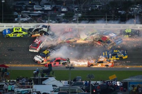 Menard starts huge 21-car wreck late at Daytona
