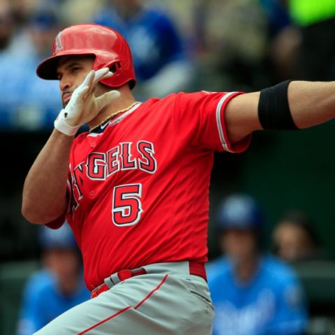 Pujols moves past Bonds for third on RBIs list