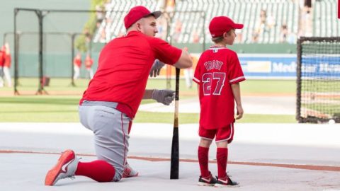 Passan: The inside story of the viral 7-year-old Mike Trout fan and his Troutfits