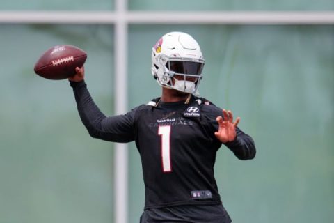 New cleats a pain for Murray in 1st Cards practice
