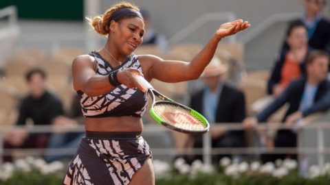 After runway entrance, Serena fights through sluggish French Open start