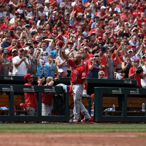 Pujols gets curtain call at Busch Stadium after HR