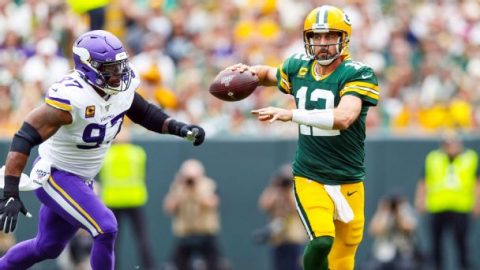 Aaron Rodgers starts fast, finishes slow as Packers hang on to win