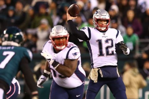 Brady expresses frustration with Pats’ offense
