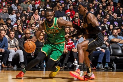 Brown leads Celtics’ 1st win in Toronto since 2015