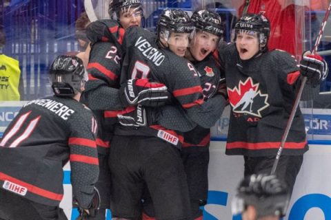Canada stuns Russia late for world juniors title