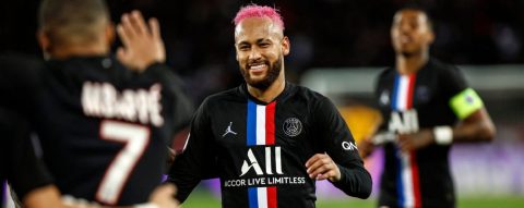 Neymar finally looks happy at PSG
