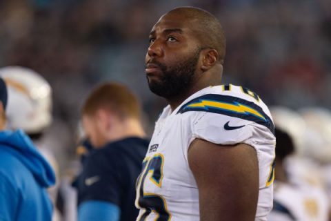 Sources: Panthers, Bolts swap OLs Turner, Okung