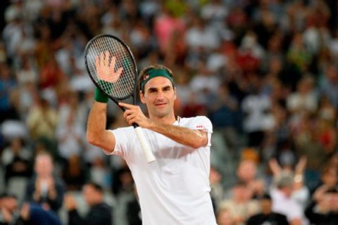 Roger returns: Healing Federer shows off shots