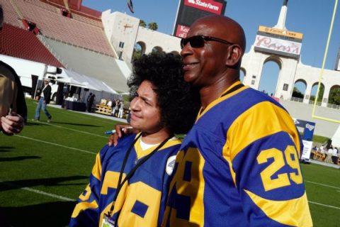 Dickerson to talk fans’ logo concerns with Rams