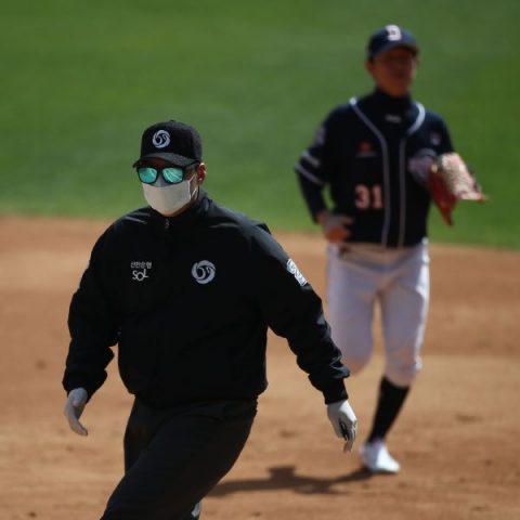 Baseball’s back as umps wear masks in S. Korea