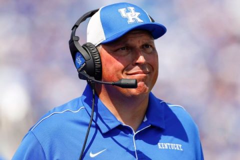 Kentucky lines up without LG to honor late coach