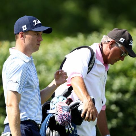 Justin Thomas’ dad takes over after caddie falls ill