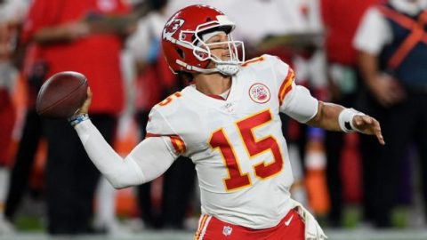 Mahomes’ mom to MNF football announcers: Call my son Patrick