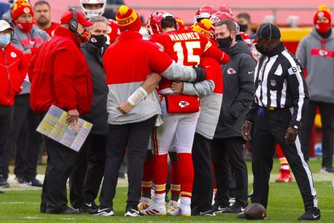 Henne gives Chiefs lift after Mahomes concussed