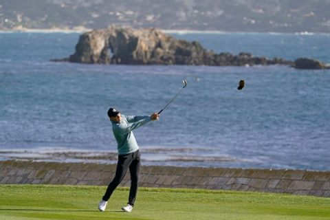 Late eagle propels Spieth to 2-shot lead at Pebble