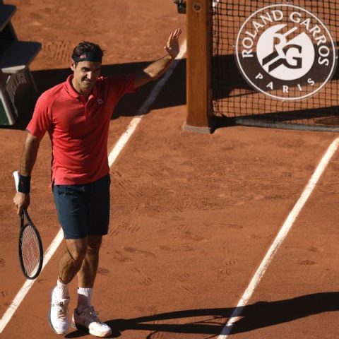 Federer wins first Slam match since surgery