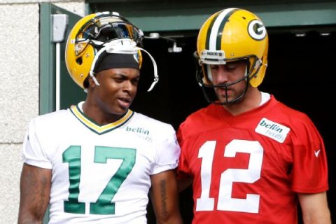 Rodgers’ Packers teammates: We’ve got his back