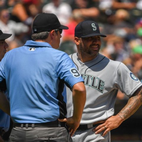 Ejected Santiago: ‘All I used was rosin’ in M’s win