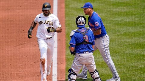 Pirates swipe 3 runs off Mets’ bizarre mistake