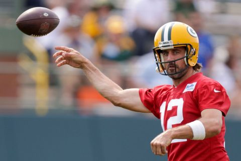 Sources: Rodgers signs reworked Packers deal