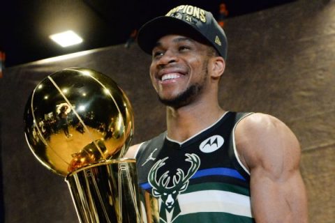 Giannis’ mom, brother get Greek citizenship