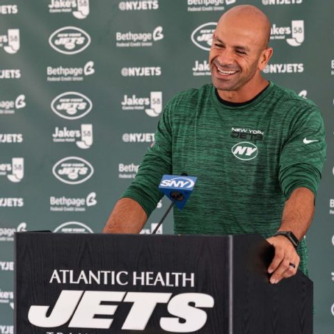 Jets’ brass downplays unfamiliar praise for draft
